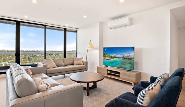 Stylish City-View Apartment with Premium Amenities in Alphington