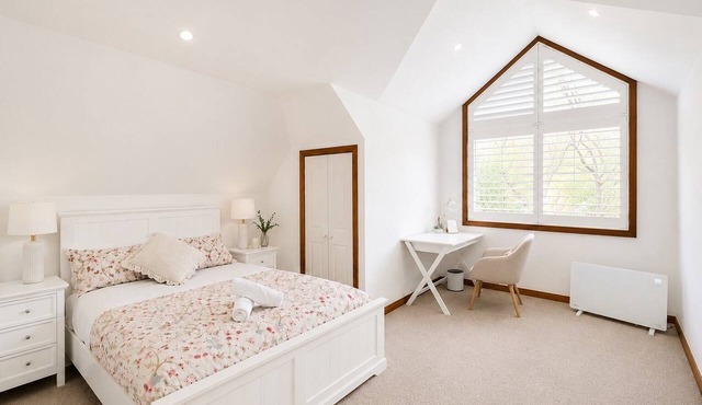 Stylish & Comfortable 3BR | Metro & Cafés in Crows Nest