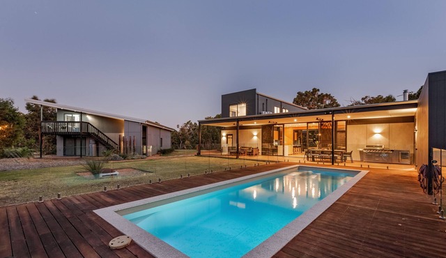 STYLISH & LUXE CONTEMPORARY ESCAPE SURROUNDED BY GORGEOUS NATURAL BUSHLAND in Eagle Bay