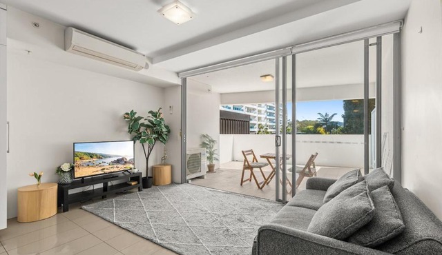 Stylish Riverside Haven with Parking Gym & Pool in Brisbane