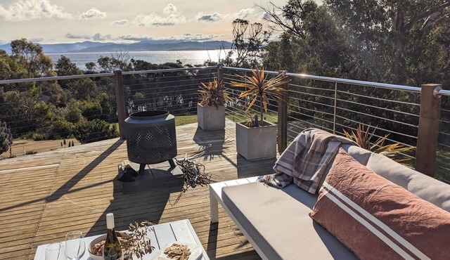 Sun-drenched with spectacular views. Central location for exploring Bruny. in Alonnah