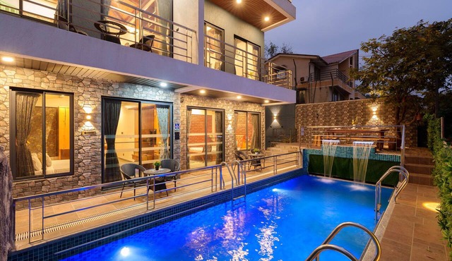 Sunflower Vista - 6BR Estate with Pool, Hot Tub & Hill Views, Mahabaleshwar in Panchgani