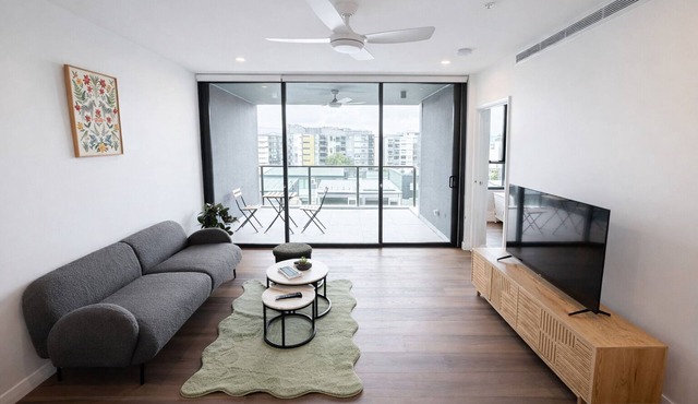 Sunllit Bliss | 2BR Sunlit Stay w Balcony in West End with Carpark in West End