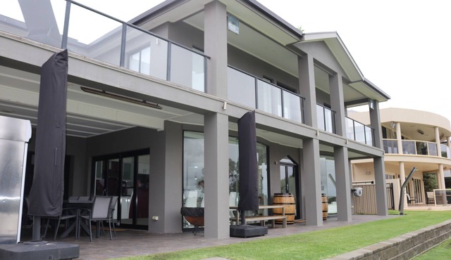 Superb house with direct river access. 10 Guests Shared private pontoon in White Sands