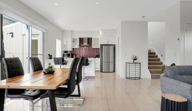 Surf Villa - Situated just down from Warrnambool's famous Thunder Point in Warrnambool