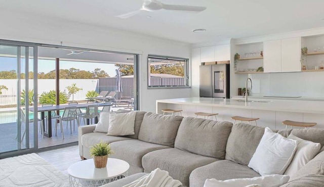 Surfrider Hideaway - steps to beach in Sunshine Coast