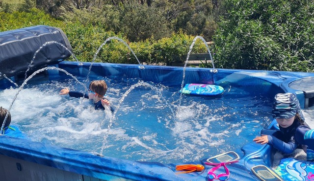 Swim Spa pool, overlooking the Bay, 3 Bedrooms, sleeps 6, 2 Bathrooms in Dodges Ferry
