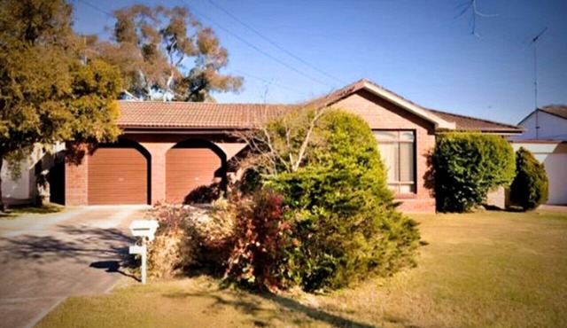 Sydney & Blue Mts Base: 4-Bed in Kingswood