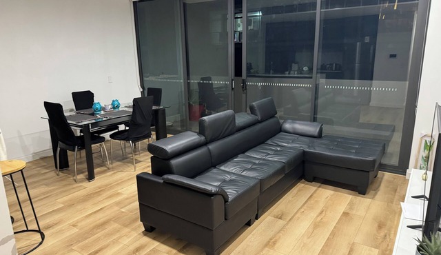 Sydney"Modern 2-Bedroom Apartment near Airport & Beach – Rockdale train NSW in Rockdale