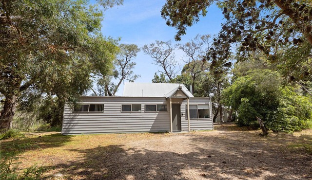 Tanjil - Waterfront Retreat: Secluded lodges perfect for nature lovers in Forge Creek