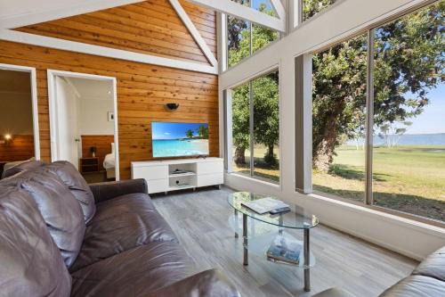 Tarra - Waterfront Retreat in Goon Nure