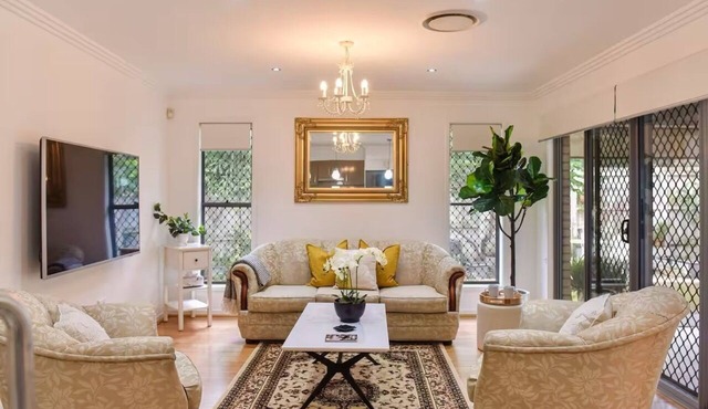 "The Arcadia" : Luxury English Cottage/Near CBD/Nature/Privacy/Long Stay in Augustine Heights
