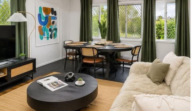 The Arty Beach Shack by Curbos Lux in Deception Bay