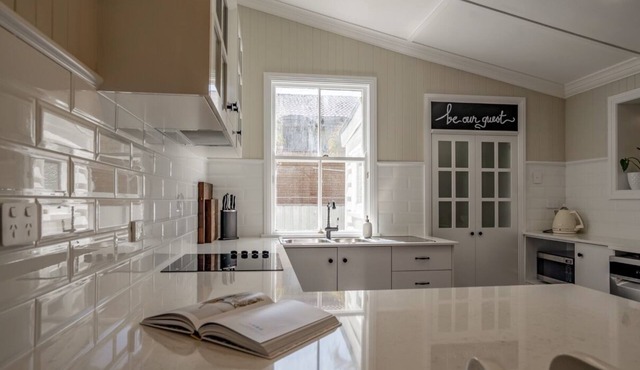 The Beautiful 'Cottage On Geddes' in Centenary Heights