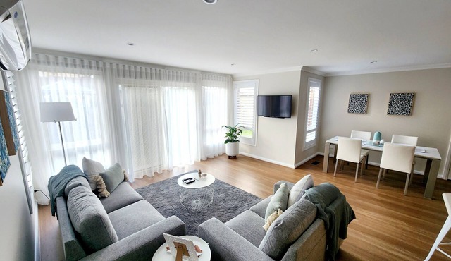 The Chateau -perfectly located, walking distance to town, train station & parks. in Maddingley