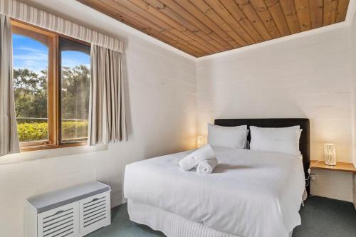The Clocktower - Serene Stay at Herons Rise Vineyard in Kettering