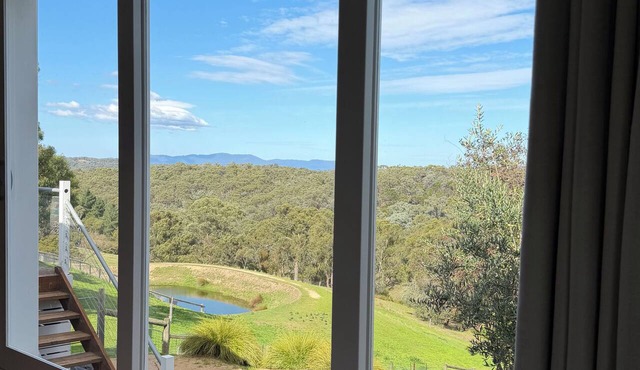 The Cottage - peaceful Yarra Valley escape with sweeping views in Panton Hill