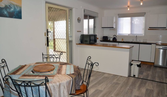 The Cozy Penguin with Sea Views in Shorewell Park