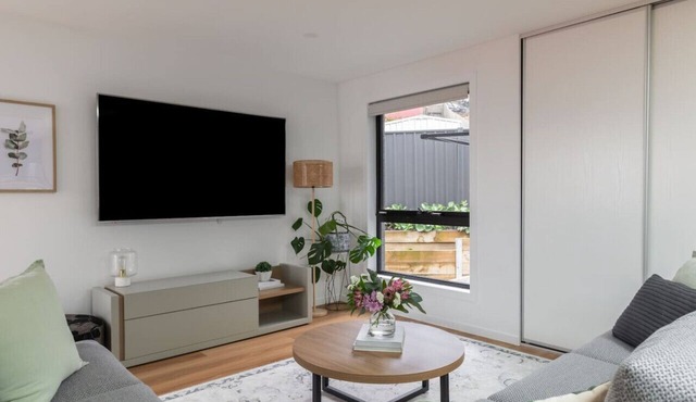 The Crescent, a modern townhouse near LGH & parks. Pet-Friendly! in South Launceston