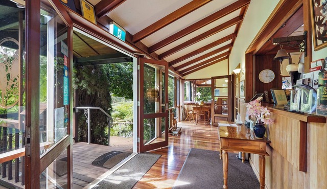 The Forest Lodge Homestead Cottage with Lake view, Romantic Stay in PEMBERTON