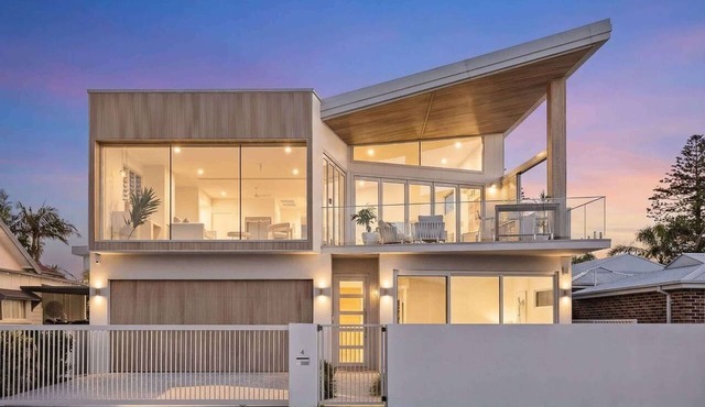 The Grand Ocean Vista - LIMITED AVAILABILITY! Heated Pool, Spa, Lift, Luxury Accommodation. in Shellharbour