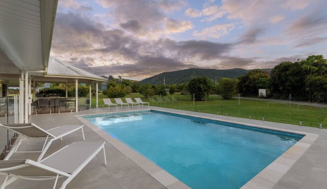 'The Hampton Lodge' with private heated pool on 25 acres in Craiglie