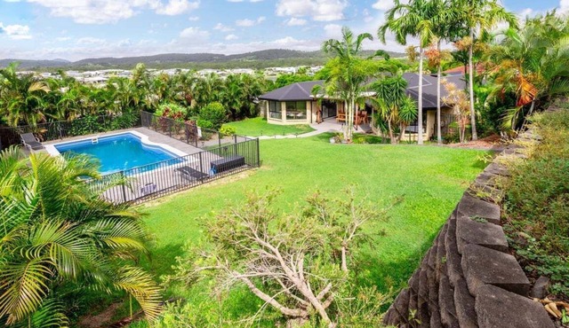 The Hideaway - Large Beachside Retreat with Private Pool in Yeppoon