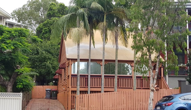 The Leopard Spot @ 43 | walk to Gabba AFL, City, SouthBank | FREE NBN WiFi in Kangaroo Point