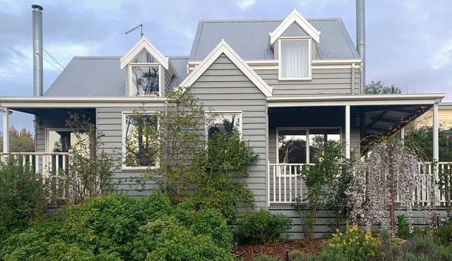 The Loft (fire+spa in centre of Hepburn Springs) in Hepburn Springs
