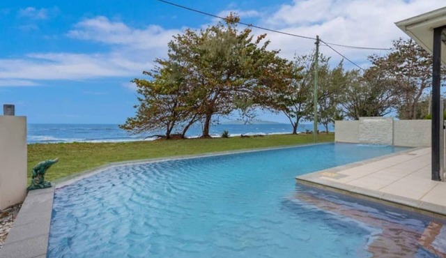 The Oceanfront on Cay in Saunders Beach
