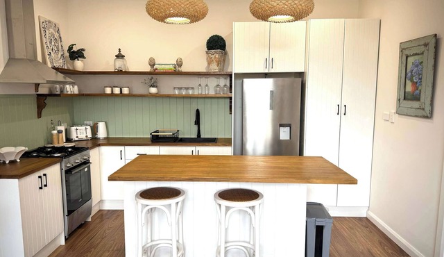 The Summer Cottage - Slow Living in Orange