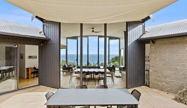 The Surf Spot - Absolute beach front in Eastern View