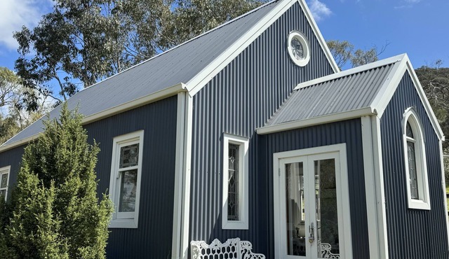 The Tin Tabernacle with spa in Mount Barker Summit