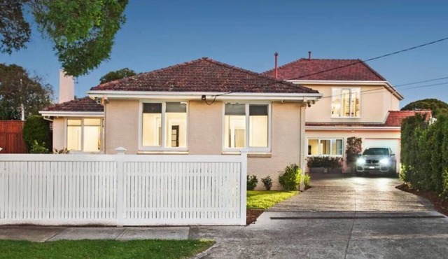 The ultimate Bayside lifestyle entertainer with adaptable accommodation. in Hampton