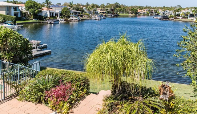 The Waterfront - 4-bedroom waterfront home + pool in Noosaville
