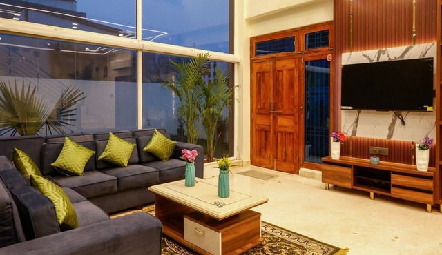 The Wayne Manor - Luxury 6BHK Villa with Lawn