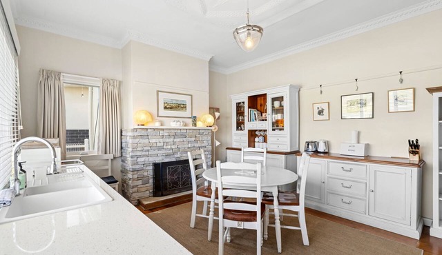 The White House -Prime Location & Oozing Character in Apollo Bay