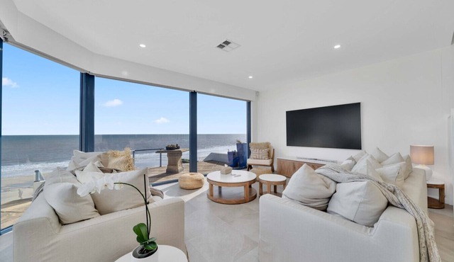 Three-Bedroom Luxurious Beachfront Holiday Home in North Brighton