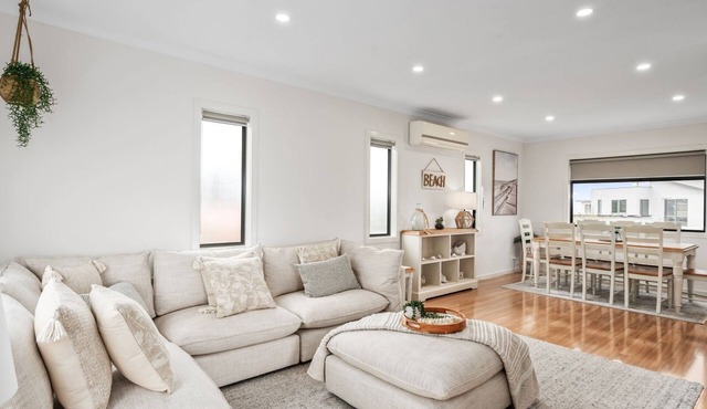 Tides Edge - Your Coastal Retreat One Street from the Beach in Indented Head