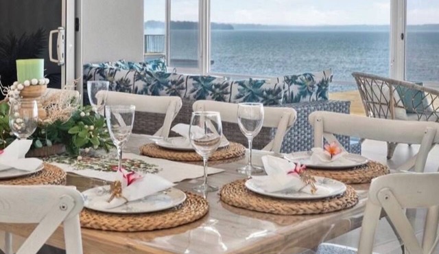 Toukley Waterfront Holiday Home perfect for mutligenerational families,Sleeps 14 in Toukley