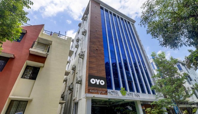 Townhouse OAK SRK White Inn Near Ragigudda Sri Prasanna Anjaneyaswamy Temple
