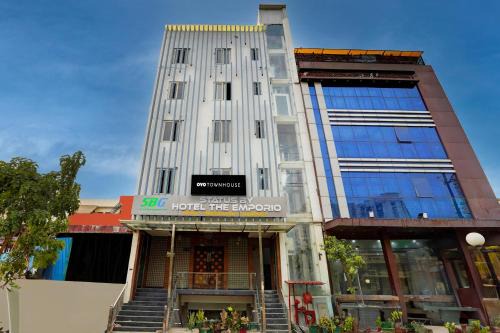 Townhouse Status By Sbg Near Anand Vihar Vaishali Metro Station
