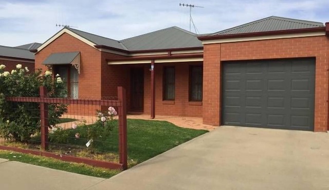 Tralea, great get away, 3 bedroom town house. Central location. Sleeps 6 Wifi in Swan Hill