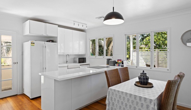 Tranquil 2-Bed House with Spacious Backyard & Deck in Stafford Heights