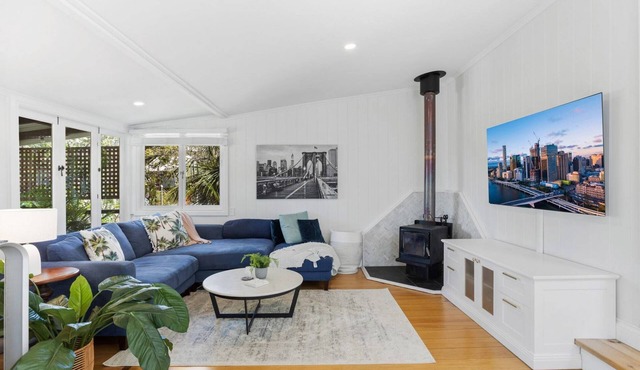 Tranquil 2-Bed Family Home with Deck Among Trees in Bardon