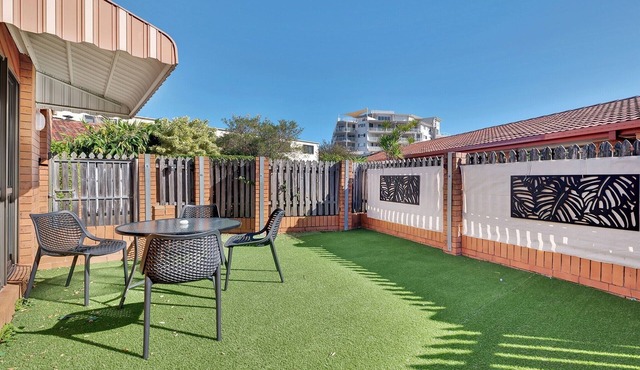 Tranquil 2-Bed Townhouse Close to Beach in Redcliffe