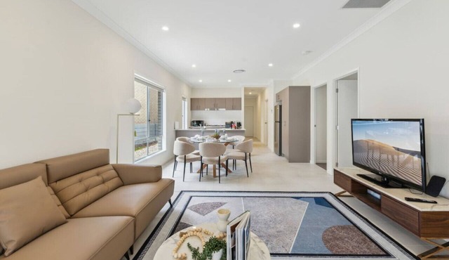 Tranquil 3B2B Home w/Parking/Backyard 5Mins toMall in Spring Mountain