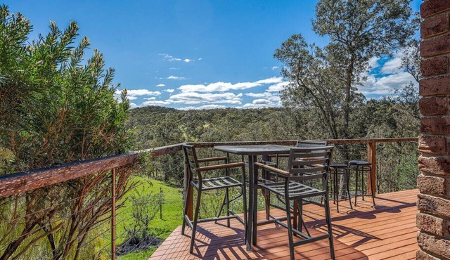 Tranquil Cottage with Valley & Hills Views in Wonga Park