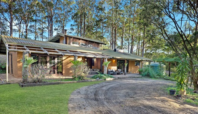 Tranquil Downs , Completely unique - 5 bedroom wood and mudbrick family home with roaring fireplace in Valla