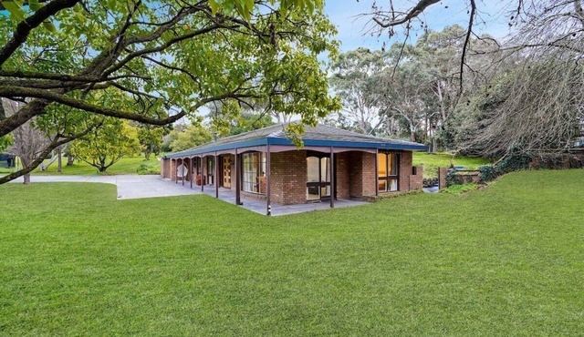 Tree-Lined Donvale Nature Family Getaway in Donvale